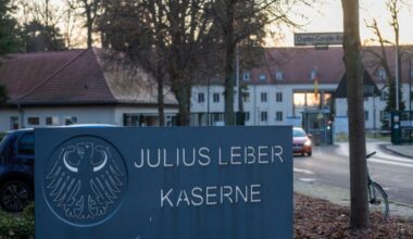 Archivbild: Vor der Julius-Leber-Kaserne steht ein Hinweisschild mit dem Namen der Kaserne. (Quelle: dpa/Gateau)