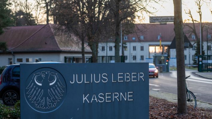 Archivbild: Vor der Julius-Leber-Kaserne steht ein Hinweisschild mit dem Namen der Kaserne. (Quelle: dpa/Gateau)
