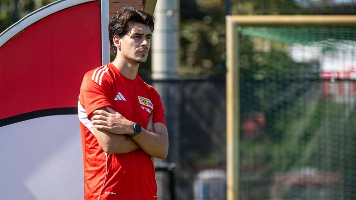 Diogo Leite (Spieler Union Berlin) guckt beim Training zu (Quelle: IMAGO / Matthias Koch)