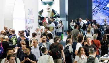 Archivbild: Zahlreiche Besucher gehen am ersten Publikumstag der Internationalen Funkausstellung IFA 2024 auf dem Berliner Messegelände durch die Ausstellungshalle. (Quelle: dpa/Koall)