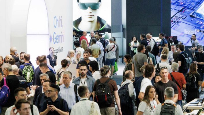 Archivbild: Zahlreiche Besucher gehen am ersten Publikumstag der Internationalen Funkausstellung IFA 2024 auf dem Berliner Messegelände durch die Ausstellungshalle. (Quelle: dpa/Koall)