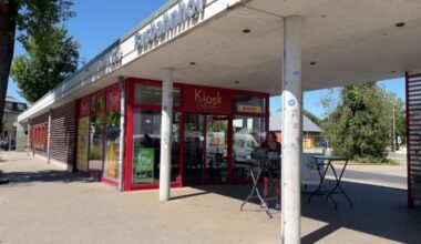 Auf den Gleisen am Bahnhof in Falkensee (Havelland) hält zur Zeit höchstens ein Bauzug - ansonsten gähnende Leere. Das trifft vor allem die Pendlerinnen und Pendler. Aber auch die ortansässigen Händler leiden - darunter auch der Inhaber des Kioskes direkt am Busbahnhof. (Quelle: rbb/Heike Schüler)