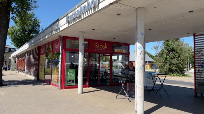 Auf den Gleisen am Bahnhof in Falkensee (Havelland) hält zur Zeit höchstens ein Bauzug - ansonsten gähnende Leere. Das trifft vor allem die Pendlerinnen und Pendler. Aber auch die ortansässigen Händler leiden - darunter auch der Inhaber des Kioskes direkt am Busbahnhof. (Quelle: rbb/Heike Schüler)
