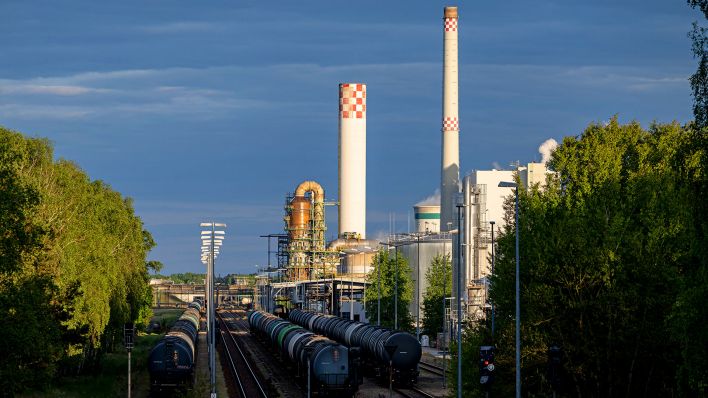 Symbolbild:Zuggleise verlaufen and verschiedenen Anlagen der Rohölverarbeitung auf dem Gelände der PCK-Raffinerie GmbH.(Quelle:picture alliance/dpa/F.Sommer)
