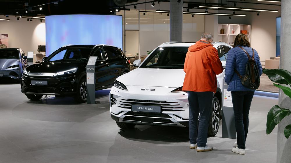 Elektroautos: Chinesische E-Autos etablieren sich zunehmend auf dem deutschen Markt, während Tesla weiterhin weniger Autos verkauft.