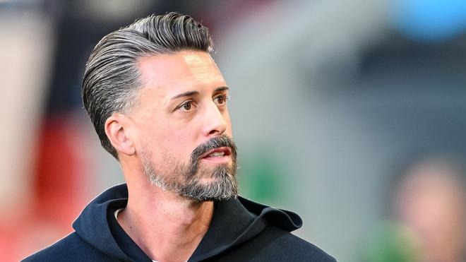 Testspiele: Nutzte die Länderspielpause für ein Testspiel: FCA-Coach Sandro Wagner. (Archivbild)