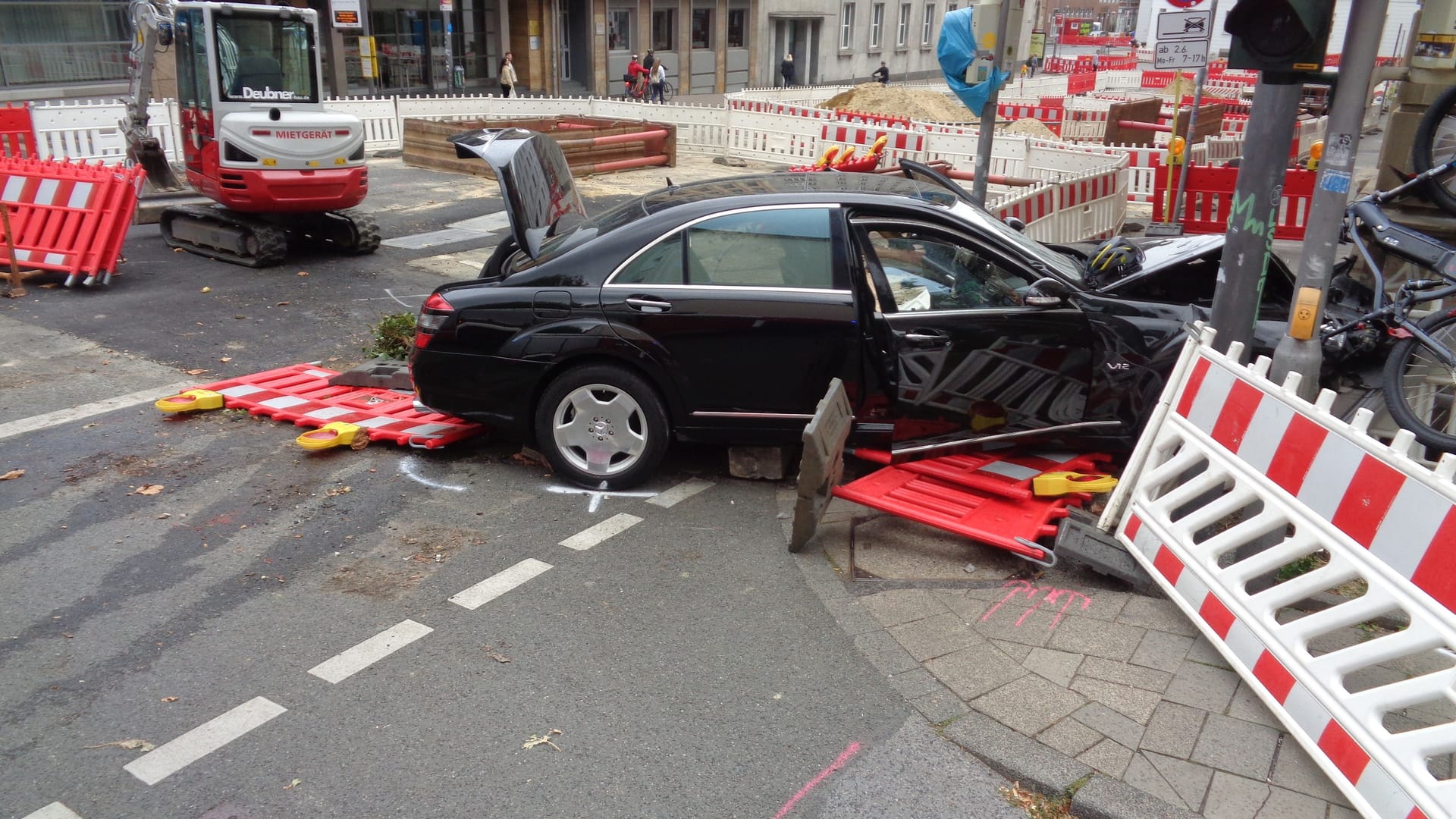 Unfall in der Theaterstraße: Vermutlich war ein medizinischer Notfall die Ursache.