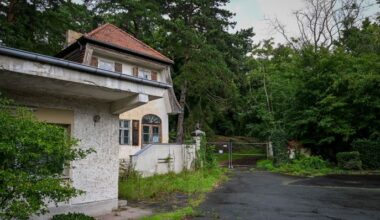 04.08.2025, Brandenburg, Potsdam: Der Eingang zu einer schlossartigen Villa mit angrenzendem Wirtschaftshof in Neu Fahrland im Heinrich-Heine-Weg. Das Anwesen wird zwangsversteigert. (Quelle: dpa-Bildfunk/Jens Kalaene)