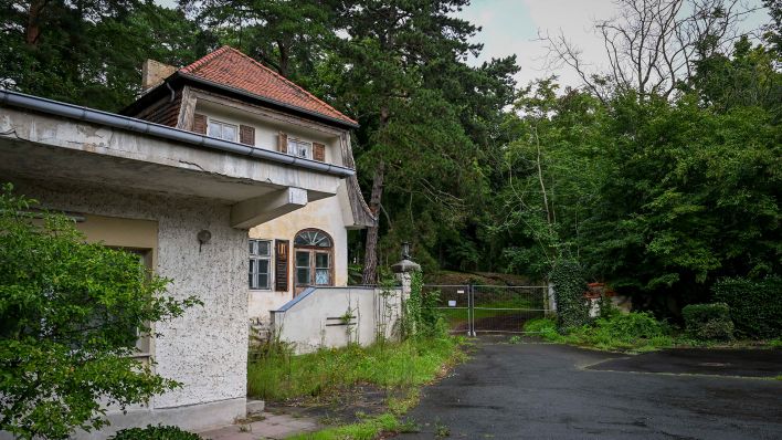 04.08.2025, Brandenburg, Potsdam: Der Eingang zu einer schlossartigen Villa mit angrenzendem Wirtschaftshof in Neu Fahrland im Heinrich-Heine-Weg. Das Anwesen wird zwangsversteigert. (Quelle: dpa-Bildfunk/Jens Kalaene)