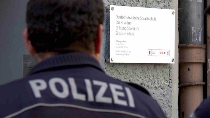 Die Ibn-Khaldun-Schule in Berlin-Neukölln steht unter Polizeischutz. (Quelle: rbb)