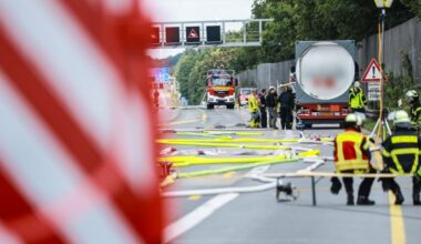 Symbolbild: Die Feuerwehr befindet sich am 11.07.2024 auf der Autobahn A1. Ein Gefahrguttransporter ist am 04.09.2025 auf der A24 umgekippt - Sperrung. (Quelle: Picture Alliance/Alex Talash)