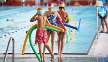 Kinder nehmen an einem Schwimm-Intensivkurs im Stadtbad Tiergarten teil. (Quelle: dpa/Jörg Carstensen)