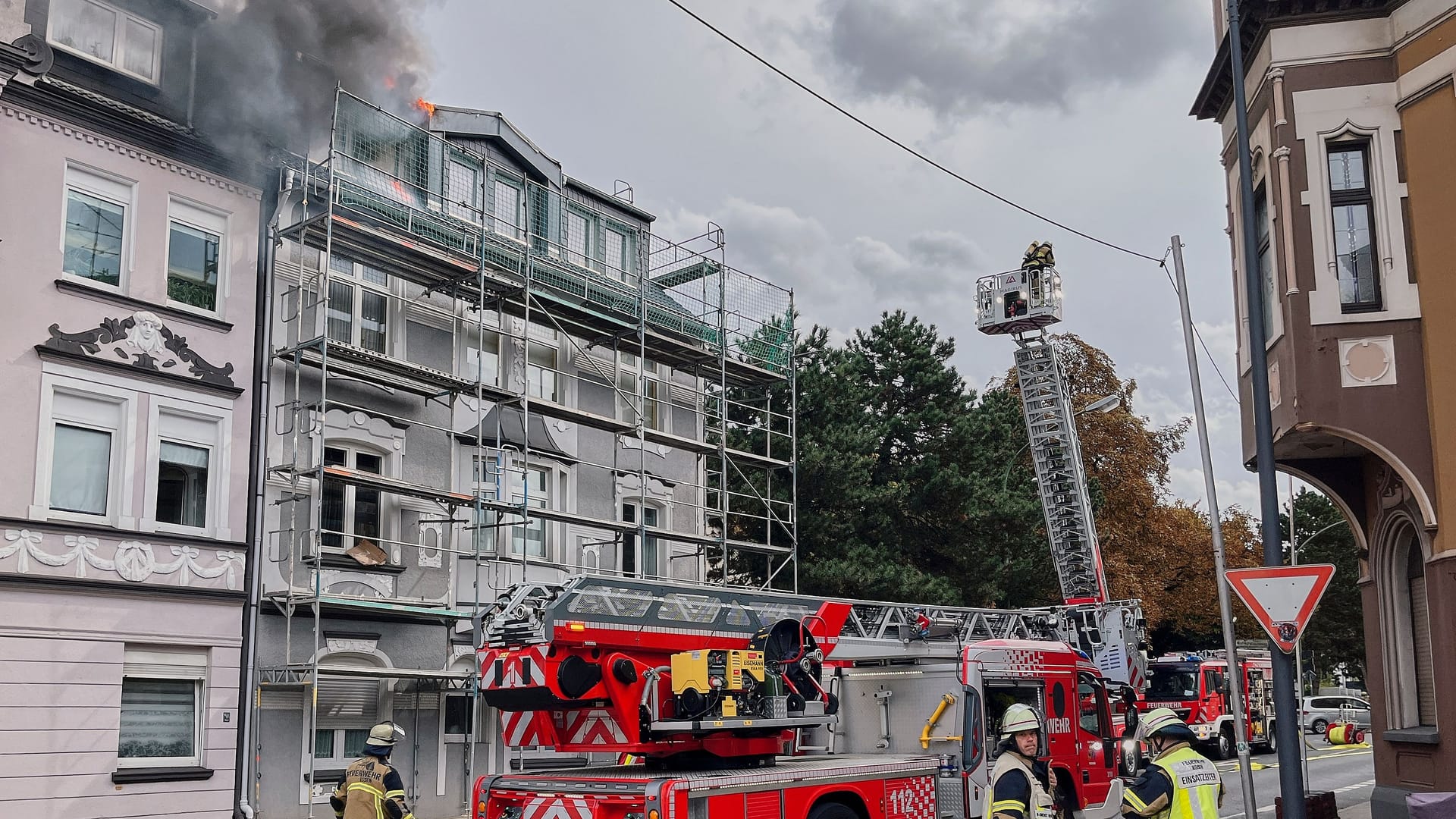 Am Donnerstag stand in Essen ein Dachstuhl in Brand: Das betroffene Mehrfamilienhaus ist seitdem unbewohnbar.