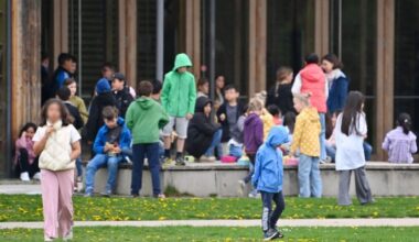 Symbolbild: Schueler*innen halten sich in der grossen Pause auf dem Schulhof einer Grundschule auf. (Quelle: dpa/Simon)