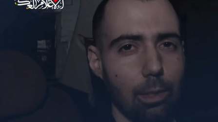 Ein Screenshot aus dem kürzlich veröffentlichten Hamas-Video: Bei dem Mann soll es sich um die israelische Geisel Guy Gilboa-Dalal handeln.