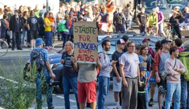 05.09.2025, Berlin: Zahlreiche Menschen demonstrieren gegen die Eröffnung des 16. Abschnitts der A100 an der Ausfahrt Treptower Park (Quelle: dpa/Jörg Carstensen).