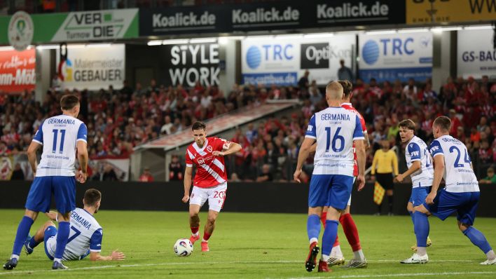 Axel Borgmann von Energie Cottbus beim Torschuss (imago images/Steffen Beyer)