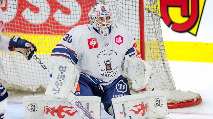 Eisbären-Torhüter Jake Hildebrand (imago images/Matthias Trinkl)