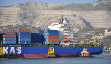 Russland, Noworossijsk: Containerschiff im Hafen von Noworossijsk am Schwarzen Meer