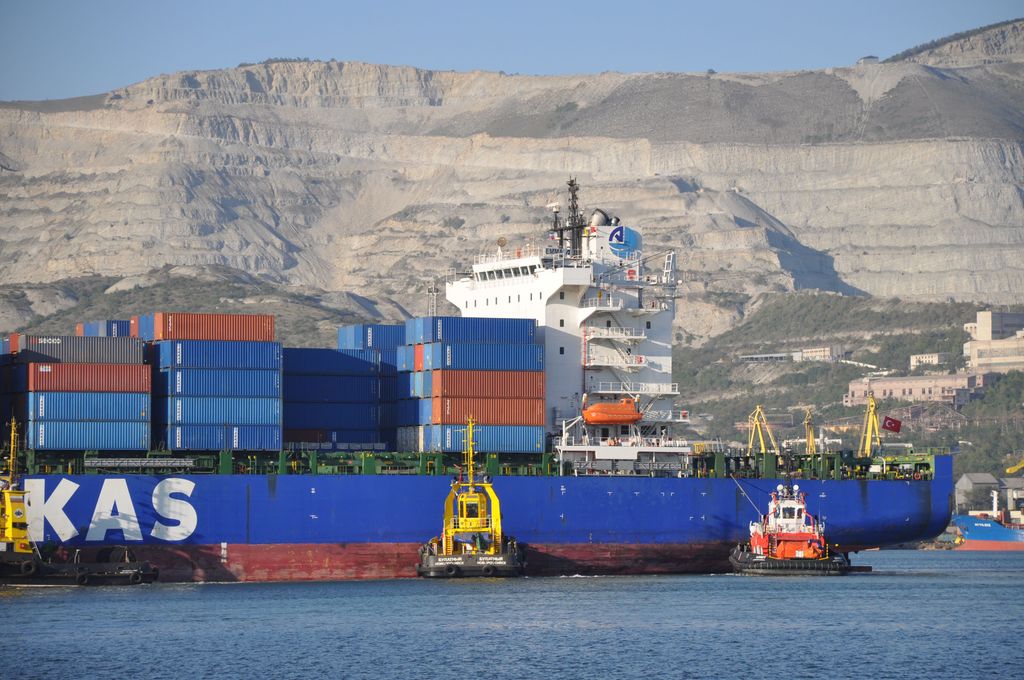 Russland, Noworossijsk: Containerschiff im Hafen von Noworossijsk am Schwarzen Meer