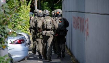 Schock in Essen: 17-Jähriger verletzt Lehrerin mit Messer – Polizei schießt Angreifer nieder