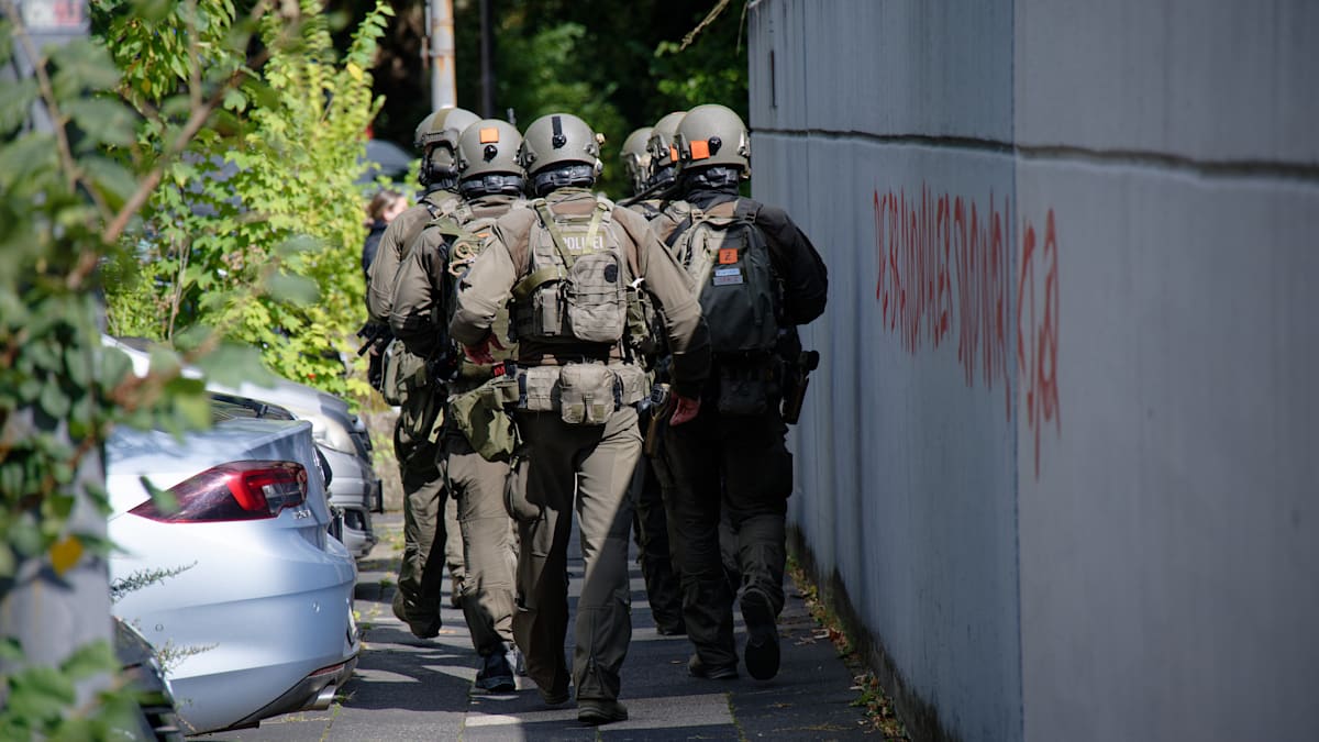 Schock in Essen: 17-Jähriger verletzt Lehrerin mit Messer – Polizei schießt Angreifer nieder