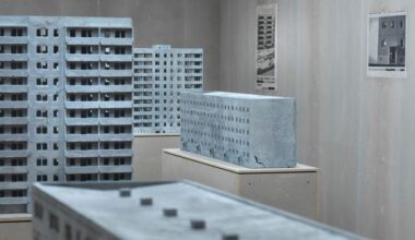 Markus Draper, Grauzone, Detail, 2015. Installationsansicht der Ausstellung Wohnkomplex. Kunst und Leben im Plattenbau, DAS MINSK Kunsthaus in Potsdam 2025. Privatsammlung Köln. (Quelle: Jens Ziehe)