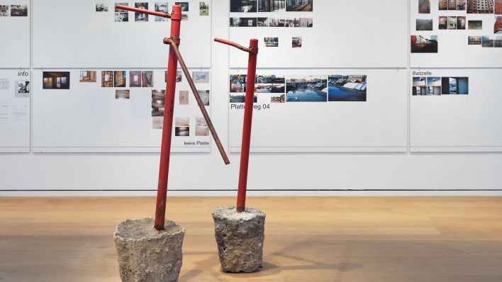 Manfred Pernice, Ohne Titel (hässliche Luise), 2004. Installationsansicht der Ausstellung Wohnkomplex. Kunst und Leben im Plattenbau, DAS MINSK Kunsthaus in Potsdam 2025. Kunstpalast, Düsseldorf – Schenkung von Florian Peters-Messer, Courtesy der Künstler und Galerie Neu, Berlin. (Quelle: Jens Ziehe)