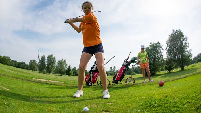 Eine Jugendliche spielt Golf. (Quelle: dpa/Uwe Anspach)