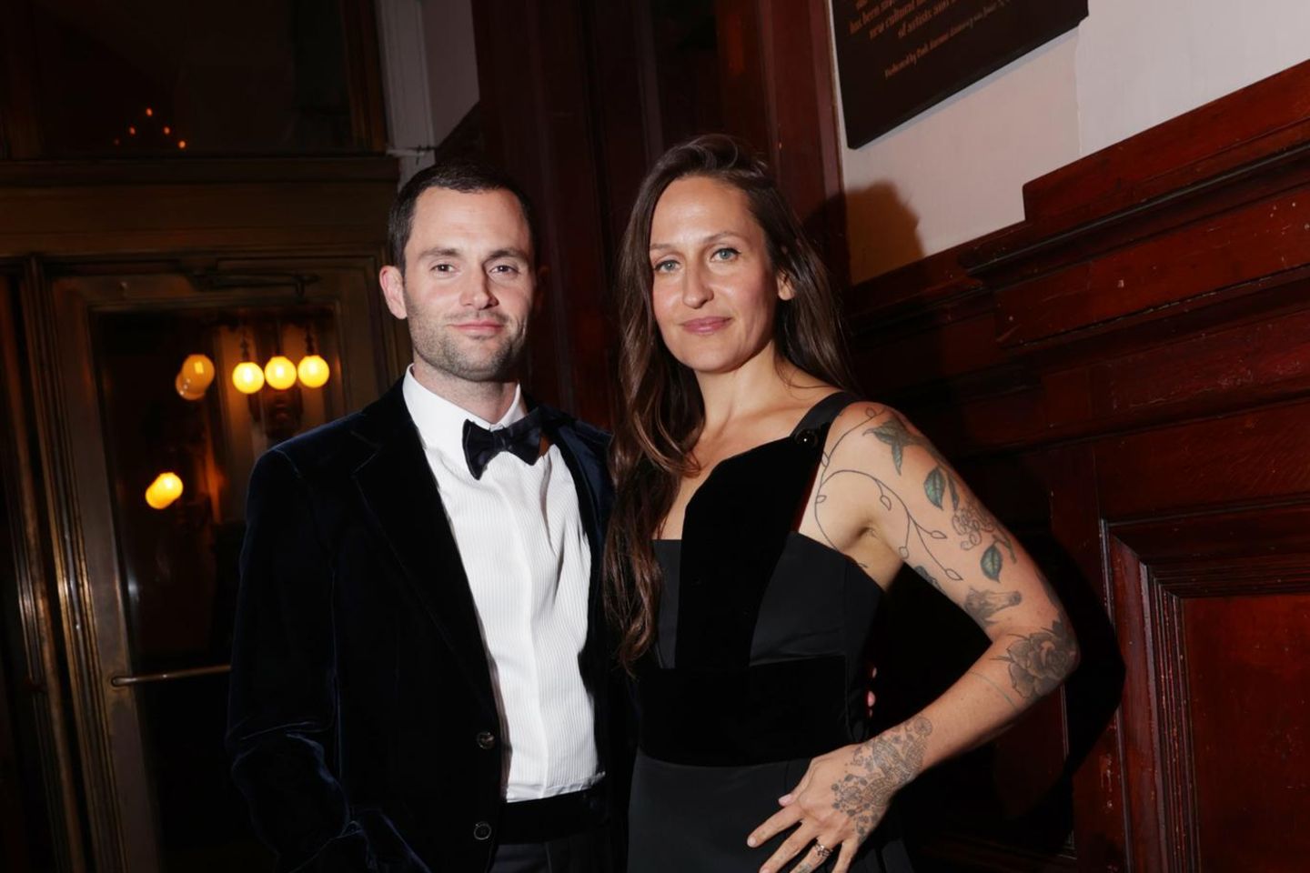 Penn Badgley und Domino Kirke
