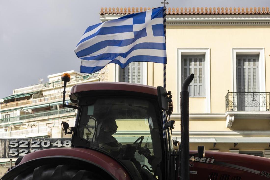 Landwirte aus ganz Griechenland treffen im Februar 2024 in Athen ein, um vor dem griechischen Parlament zu protestieren
