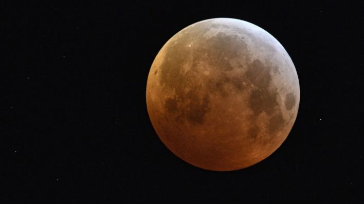 Bei einer Mondfinsternis liegt der Mond im Schatten der Erde. Sonne, Erde und Mond stehen dabei parallel zueinander. (Quelle: dpa/Zoonar