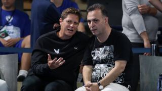Neu-Trainer Nicolej Krickau und Geschäftsführer Bob Hanning im Gespräch (Quelle: imago images/Jan Huebner)