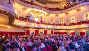 Archivbild: Voll besetzt ist der große Saal vom Staatstheater zur Eröffnung des 33. FilmFestival Cottbus. (Quelle: dpa/Patrick Pleul)