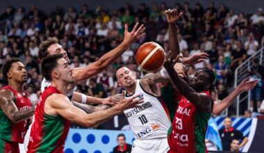 Daniel Theis (Deutschland, Mitte) und Franz Wagner (links) kämpfen mit den Portugiesen um den Ball. (Bild: IMAGO / Alexander Trienitz)