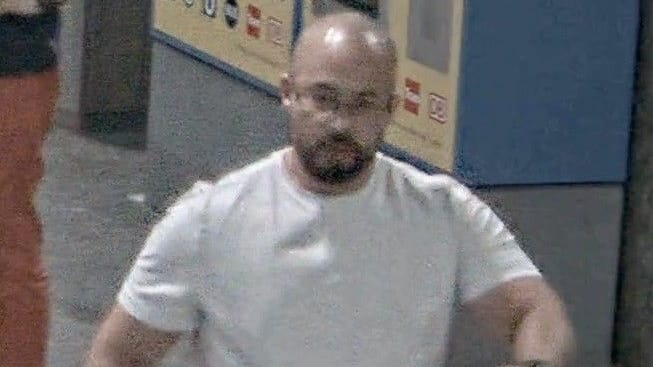 Diesen Mann sucht die Bundespolizei München noch vergeblich. Zeugen werden gebeten, sich bei der zuständigen Dienststelle zu melden.