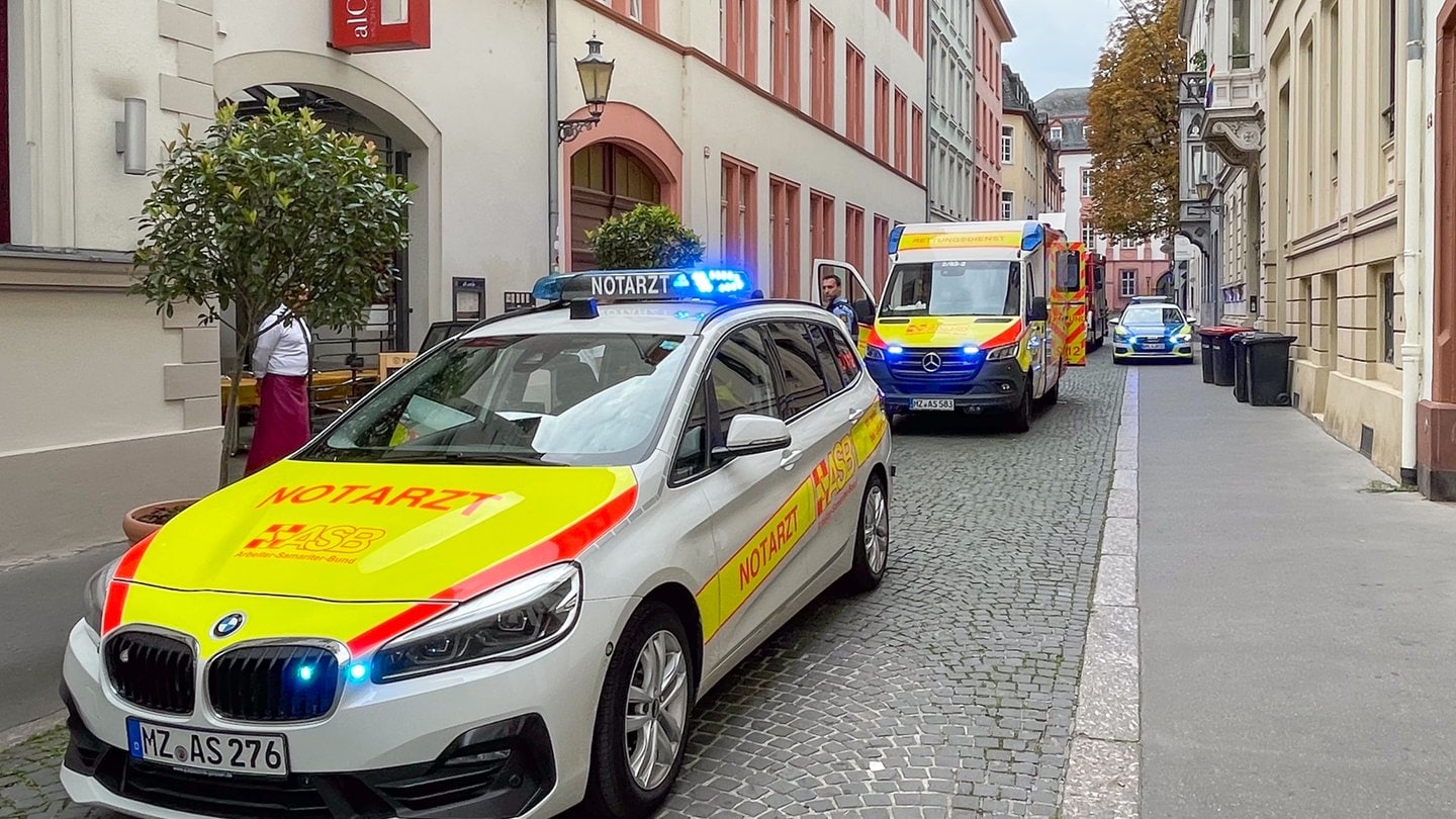 Tote Person nach Sturz aus dem vierten Stock in Mainz