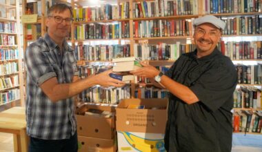 Schriftsteller spendet Hunderte Krimis an Bücherstube in Berlin-Westend