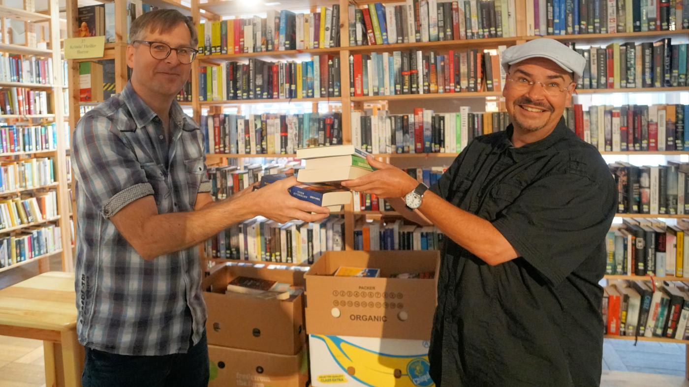 Schriftsteller spendet Hunderte Krimis an Bücherstube in Berlin-Westend