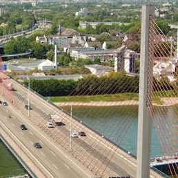 Die A565 wird über die Bonner Nordbrücke über den Rhein geführt. (Archivfoto)