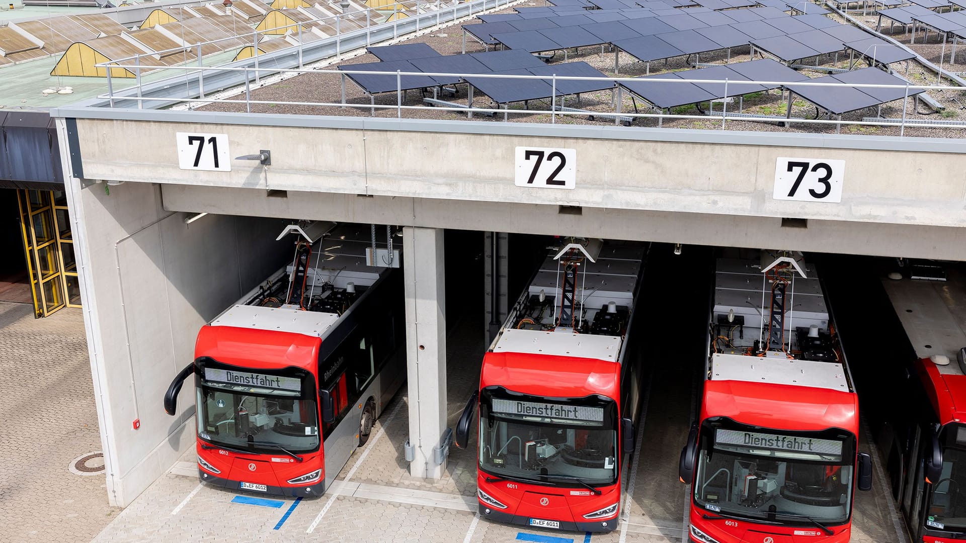 Neue Riesengarage bei der Rheinbahn: Die Photovoltaikanlage mit 501 Modulen auf dem Dach des neuen E-Bus-Ports in Heerdt.