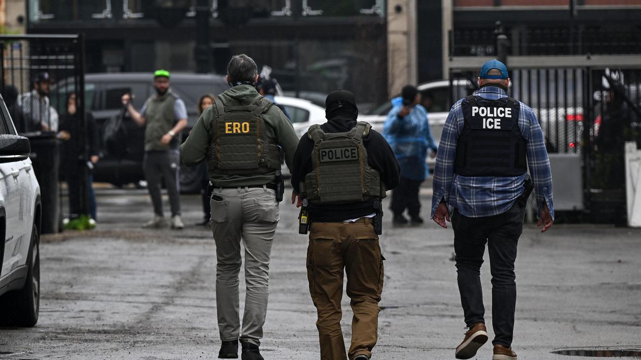 Der US-Überblick am Morgen: US-Regierung beginnt Einsatz in Chicago, Epstein-Grußkarte öffentlich