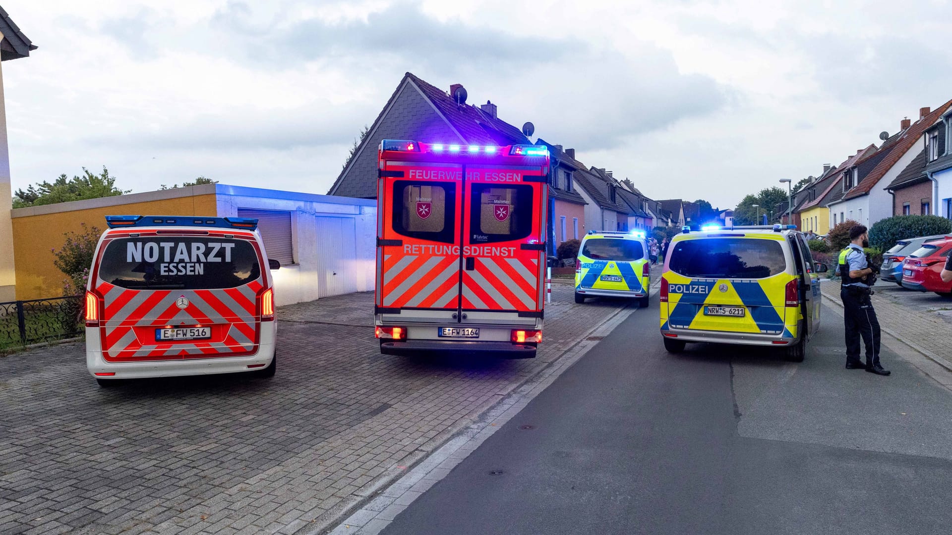 Viel Blaulicht am Montagabend in Essen: Die Polizei hat ein Fahrzeug verfolgt.
