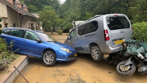 In Luxemburg haben die Wassermassen Autos ineinander geschoben.
