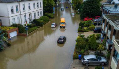 Starkregen überschwemmt Städte – Deich droht zu brechen