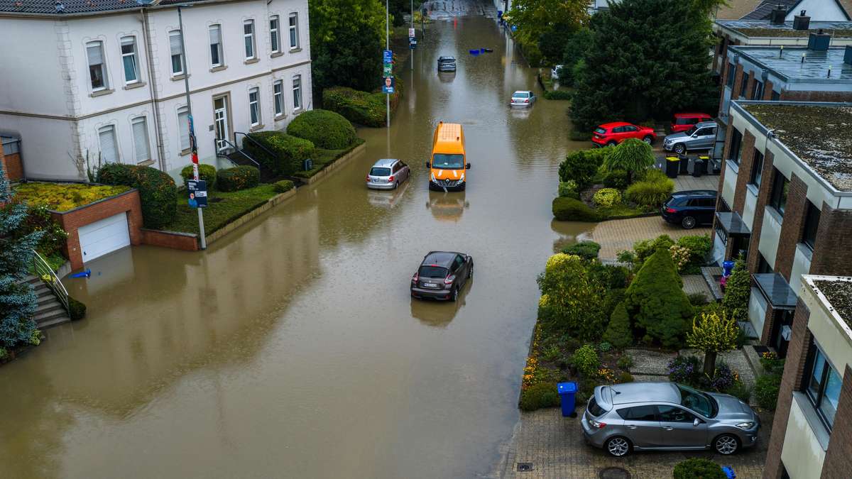 Starkregen überschwemmt Städte – Deich droht zu brechen