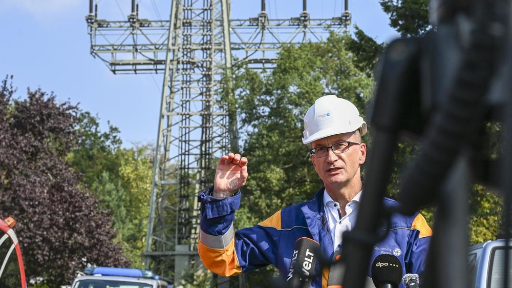 Stromausfall: Erik Landeck, Geschäftsführer von Stromnetz Berlin, steht vor dem beschädigten Strommast nach dem mutmaßlichen Brandanschlag.