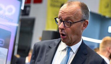 Konzern-Chef bekommt vor dem Bundeskanzler den Kofferraum nicht auf