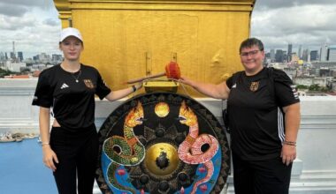Sumo-Ringerin Lucie Fiedler (l./Spremberg) mit Bundestrainerin Sandra Köppen-Zuckschwerdt in Bangkok. / privat