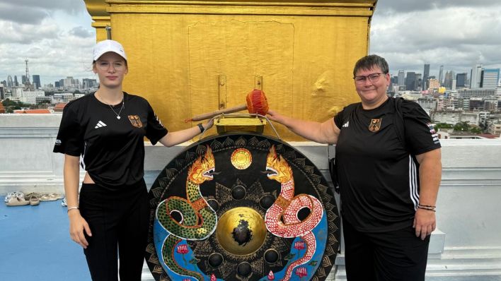 Sumo-Ringerin Lucie Fiedler (l./Spremberg) mit Bundestrainerin Sandra Köppen-Zuckschwerdt in Bangkok. / privat
